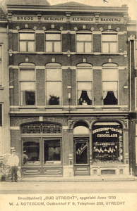 86739 Gezicht op de voorgevel van bakkerij W.J. Noteboom (Oudkerkhof 9) te Utrecht, uit het noorden.